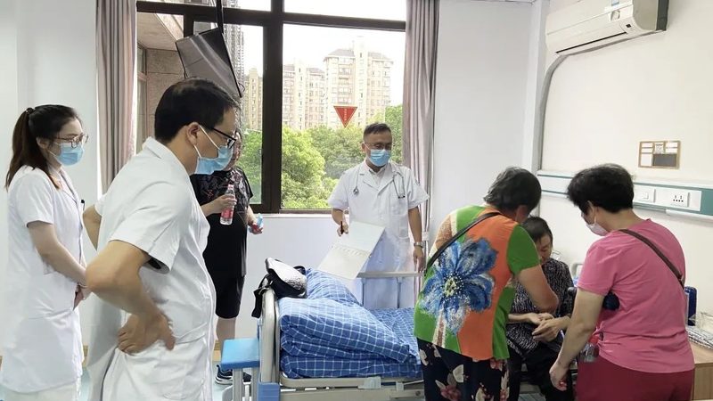 助餐保温箱三格与四格：功能与选择的差异**